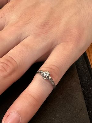 Bague solitaire en platine sertie d'un petit diamant.