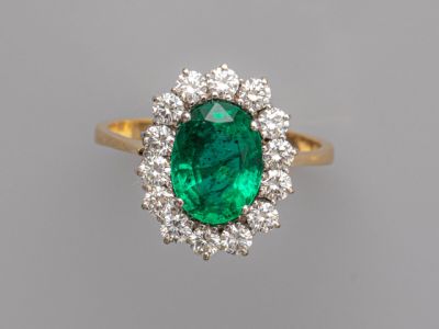 une bague à grappes d'émeraudes et de diamants