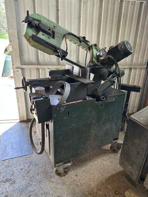 une machine qui se trouve à l'intérieur d'un bâtiment