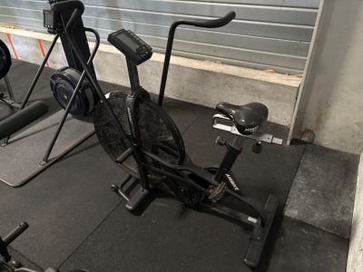 un vélo d'appartement dans une salle de sport équipée d'autres appareils