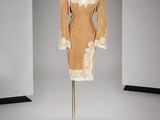 une photo d'une robe posée sur un mannequin dans une pièce