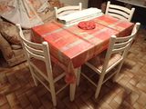 une table et des chaises dans une pièce recouverte d'une nappe rouge