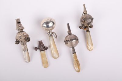Réunion de 5 hochets en argent et nacre. XIXe siècle. Travai…