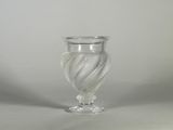 un vase en verre posé sur une table