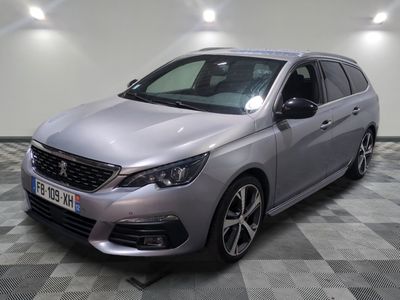 la voiture argentée est garée dans la pièce au sol en damier