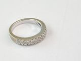 une image d'une bague en diamant sur une surface blanche