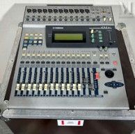 un boîtier métallique contenant une console de mixage numérique