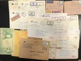 quelques vieilles cartes postales et enveloppes posées sur une table