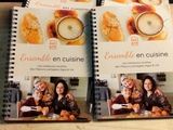 trois livres posés les uns sur les autres sur une table