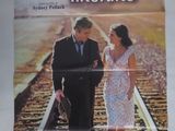 affiche de cinéma représentant un homme et une femme debout sur une voie ferrée