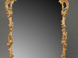 un miroir richement sculpté, doté d'un cadre doré