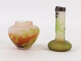 deux vases posés l'un à côté de l'autre sur une surface blanche