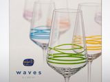 trois verres à vin dans une boîte posée sur la table