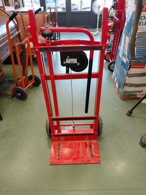 un diable rouge qui se trouve dans une pièce