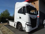un camion blanc garé devant un bâtiment
