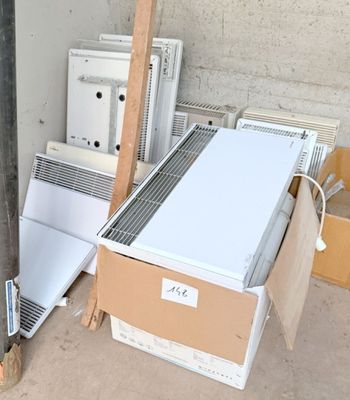 un tas de vieux appareils électroménagers et d'autres appareils dans une pièce