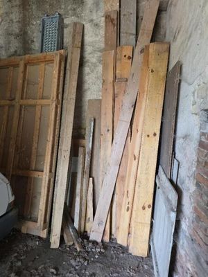 de nombreux morceaux de bois empilés sur le sol dans une pièce