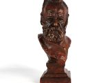 un buste ancien en bois représentant un homme barbu