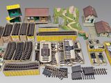 beaucoup de rails de train miniature et de bâtiments sur la table