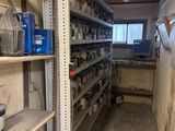 une pièce avec des étagères et encore des étagères remplies d'objets divers