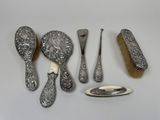 beaucoup d'objets en argent qui se trouvent sur la table