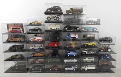 une vitrine remplie de petites voitures