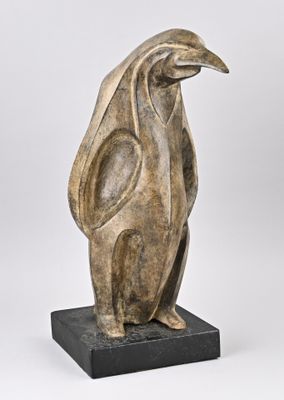 une image représentant une sculpture de pingouin posée sur un socle noir