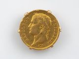 gros plan d'une pièce d'or sur une surface blanche