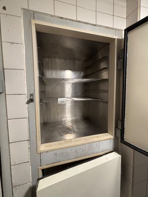 une photo d'un réfrigérateur ouvert dans une salle de bains