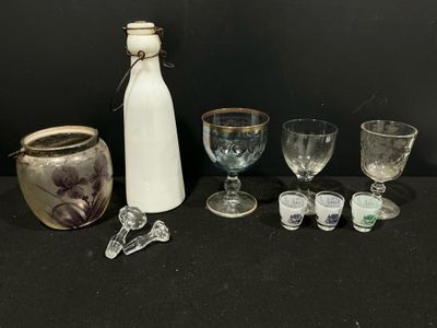 plusieurs verres et une bouteille posés sur une table
