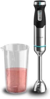 un mixeur posé à côté d'un verre contenant un liquide