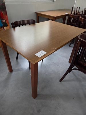 une table et des chaises dans une pièce où il y a un tableau accroché au mur