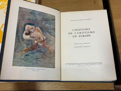 un livre ouvert sur lequel figure l'image d'un singe