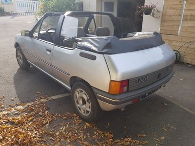 une petite voiture garée au bord de la rue
