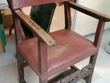 une chaise qui se trouve au milieu d'une pièce
