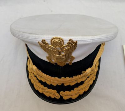 une image représentant un chapeau militaire orné d'un aigle doré sur le dessus