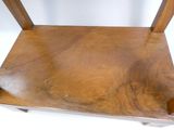une chaise en bois avec une assise en bois posée sur une surface blanche
