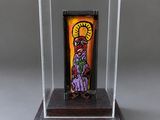 une photo d'une sculpture en verre représentant une personne, exposée dans une vitrine