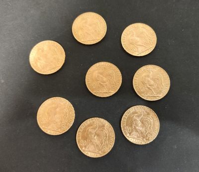 gros plan d'un paquet de pièces de monnaie posé sur une table