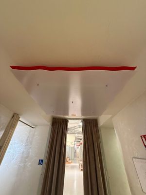 Luminaire carré en PVC blanc et rouge (88cm x 88 cm).