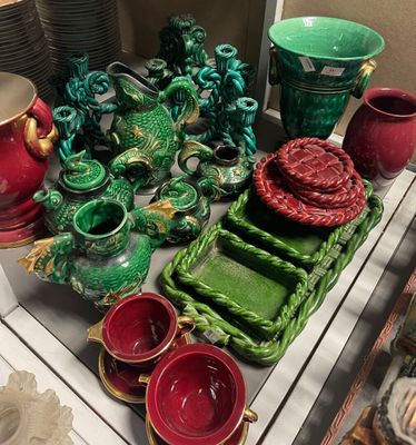 de nombreux vases et bols de différentes couleurs sur la table