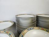 un grand nombre d'assiettes posées sur une table