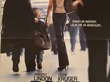 L'affiche du film « Pour elle » est accrochée au mur.