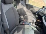 l'intérieur d'une voiture comportant deux rangées de sièges et un volant