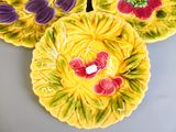 trois assiettes décoratives ornées de fleurs, posées sur une table