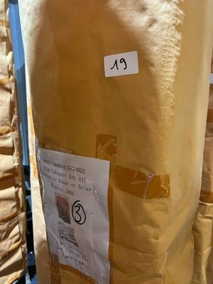 un grand sac de nourriture posé sur une palette