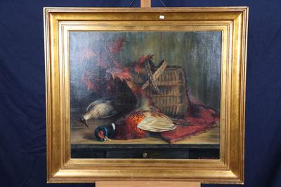 une photo représentant un tableau avec des faisans et un panier rempli de faisans posé sur une table
