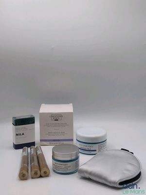 le contenu d'un kit de soins pour la peau est disposé sur une surface blanche