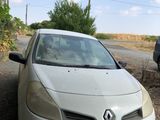 une voiture blanche garée sur le bord de la route