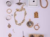 plusieurs types de bijoux différents sur une surface blanche